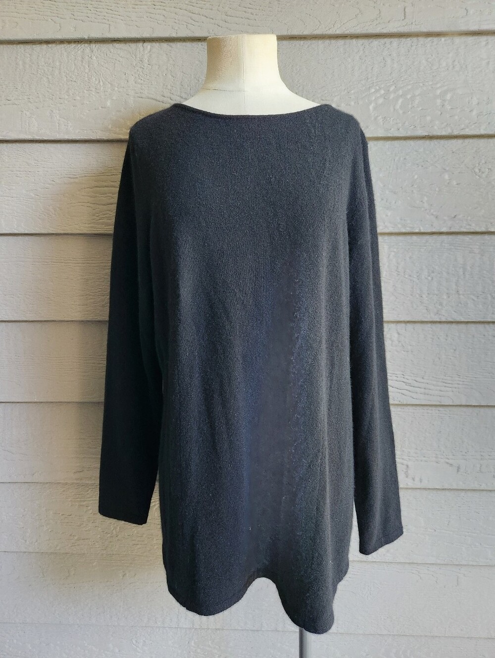 100% Australian Cashmere Plus Size Crewneck Sweater in Classic Black Size 1X